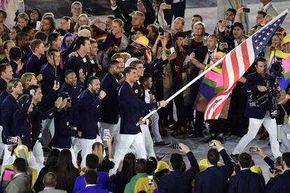 Phelps porta la bandera de Estados Unidos durante el desfile inaugural.