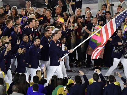 Phelps porta la bandera de Estados Unidos durante el desfile inaugural.