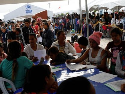 Venezolanos hacen fila en la frontera entre Ecuador y Perú.