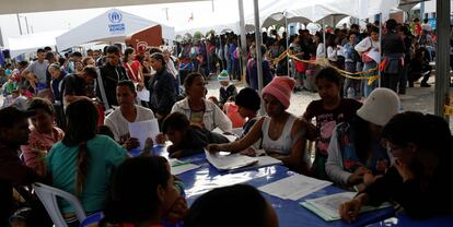 Venezolanos hacen fila en la frontera entre Ecuador y Perú.