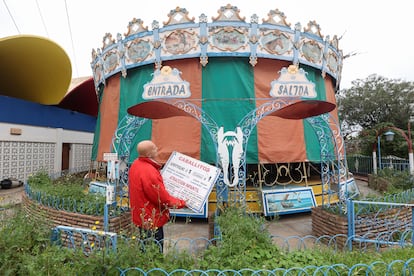 Antiguo trabajador visita algunas de la antiguas atracciones del parque Tívoli de Benalmádena, en Málaga. 
Foto: García-Santos