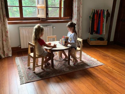 Dos niñas juegan en el refugio de la escuela bosque Bosqueko, en Santa Brígida, Las Palmas de Gran Canaria.