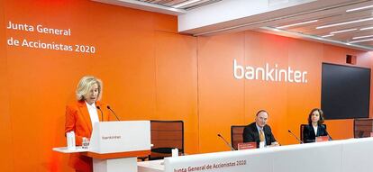 María Dolores Dancausa, consejera delegada de Bankinter, y Pedro Guerrero, presidente de Bankinter, en la junta de accionistas de 2020.   BANKINTER  19/03/2020