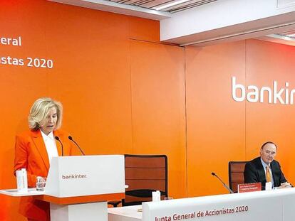 María Dolores Dancausa, consejera delegada de Bankinter, y Pedro Guerrero, presidente de Bankinter, en la junta de accionistas de 2020.   BANKINTER  19/03/2020