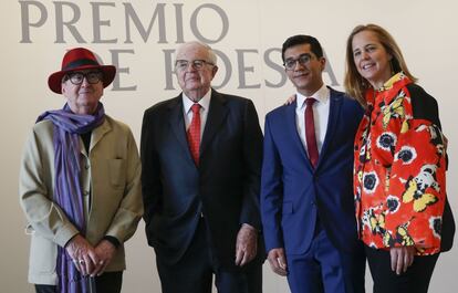 
El escritor y médico mexicano Orlando Mondragón recogió este miércoles el Premio Internacional de Poesía Fundación Loewe. En la imagen, junto al expresidente de la Fundación Loewe, Enrique Loewe, y la actual presidenta, Sheila Loewe.