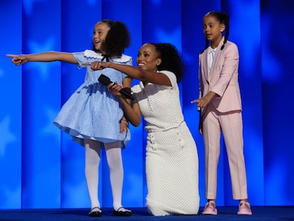 La actriz Kerry Washington, junto a Amara y Leela, sobrinas de la candidata a la presidencia de Estados Unidos, Kamala Harris, el 22 de agosto.