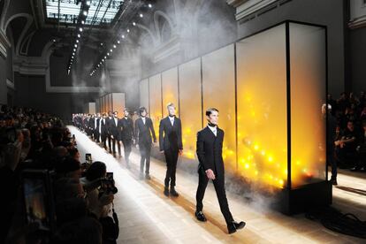 El final del desfile de Dior Homme fue un carrusel de sastrería afilada para todas las edades. Para demostrarlo, a la cabeza estaba Cameron, uno de los modelos más importantes de hace veinte años.