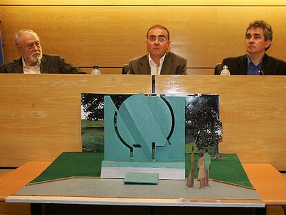 De izquierda a derecha, Nestor Basterretxea, Javier Madrazo y Bernardo Atxaga, ayer en Bilbao, tras una maqueta del monumento.