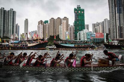 Carrera de barcos de dragón para celebrar el festival de Tuen Ng de Hong Kong.