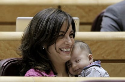 La senadora de Entesa Iolanda Pineda, del PSC, con su hijo Narcís en brazos..