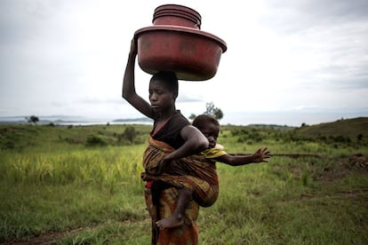 <p>Alrededor de 50.000 personas se han desplazado a orillas del lago Tanganica, en el sureste de la República Democrática del Congo, para huir de los enfrentamientos tribales entre bantúes y pigmeos. Esta última minoría se rebela a ser gobernada por los bantúes y reivindica su derecho a acceder a cargos de responsabilidad, a las tierras y a la posibilidad de casarse con mujeres del grupo étnico mayoritario.</p> <p>En la imagen, una mujer congoleña y su hijo en un campamento improvisado para personas desplazadas internas en Kabutunga (República Democrática del Congo) el pasado 21 de marzo. El pueblo fue incendiado durante un ataque y la gente empieza a regresar.</p>