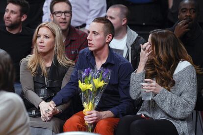 Jeanie Buss (i), hija del que fuese dueño de los Lakers y vicepresidenta ejecutiva de la franquicia, presencia el partido contra los Celtics.