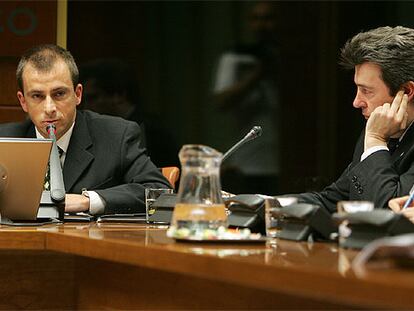 Los representantes de los libreros, Kepa Torrealdai (derecha) y Andoni Arantzagi, en su comparecencia.