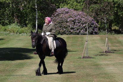 Isabel II, a caballo por los jardines del castillo de Windsor.