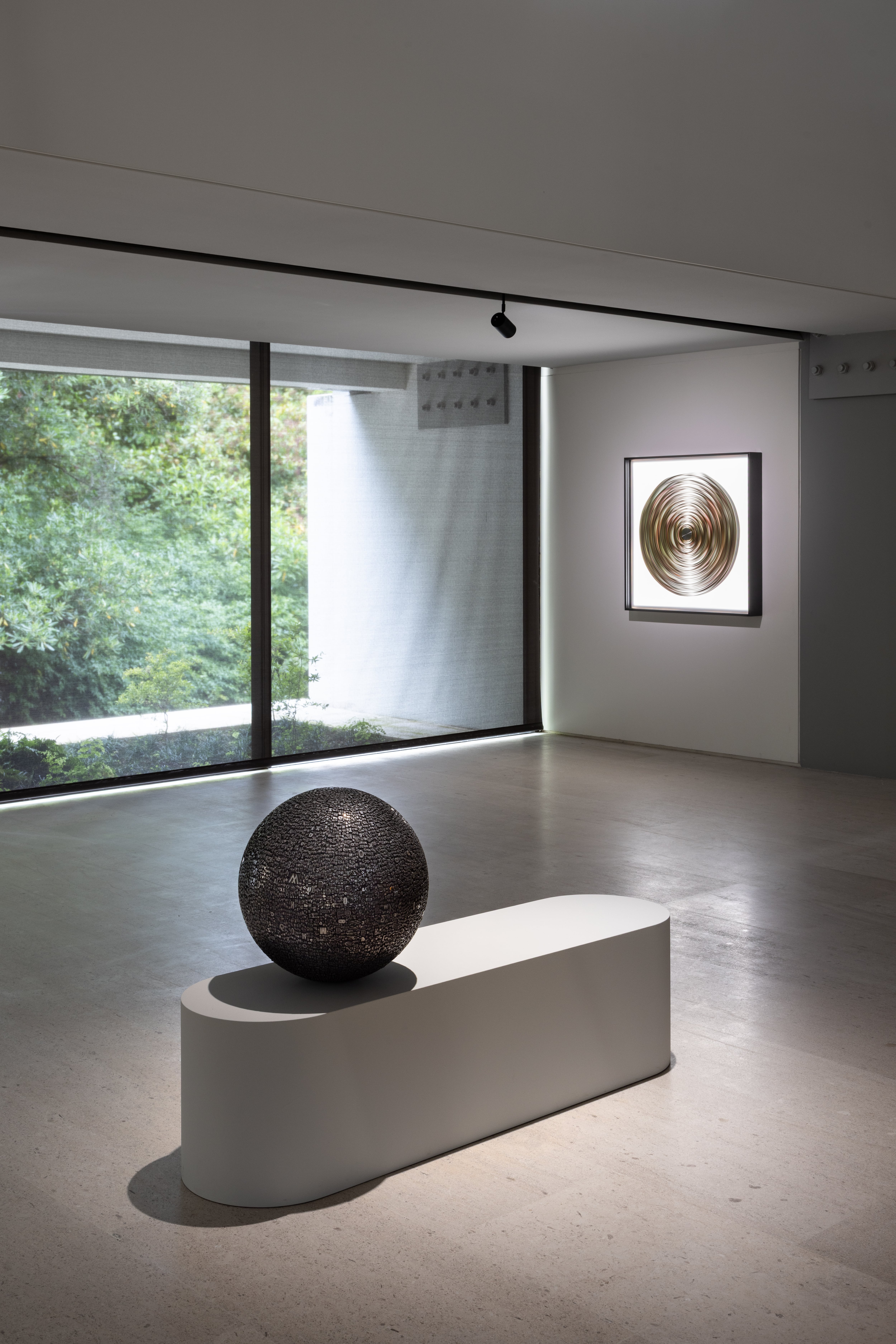 'El lenguaje infinito de una esfera, 2018', hecha de letras de plomo de antiguas imprentas pegadas en formas circulares.