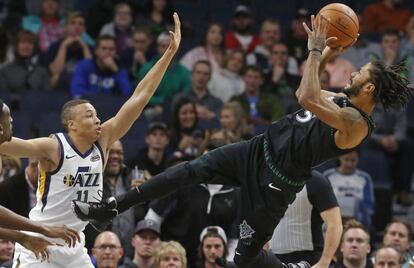 Derrick Rose lanza ante Dante Exum.