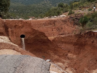 La intensa lluvia corta en dos tramos la carretera A-1227, a la altura de Yaso, en Bierge (Huesca), el pasado martes.