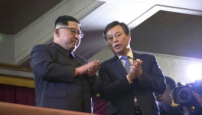 Kim Jong-Un aplaude durante o show junto ao ministro de Cultura, Desporto e Turismo sul-coreano, Do Jong-hwa, em Pyongyang. A visita dos artistas sul-coreanos é o último gesto de uma série de iniciativas de reconciliação anteriores à cúpula de 27 de abril entre os mandatários dos dois países.