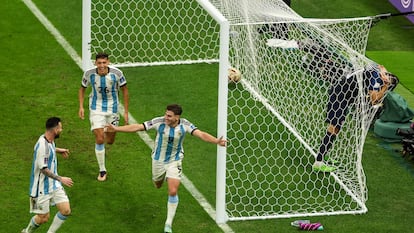 Los jugadores de Argentina celebraban el segundo gol de Julián Álvarez ante Croacia en las semifinales del Mundial, el martes en Lusail (Qatar).