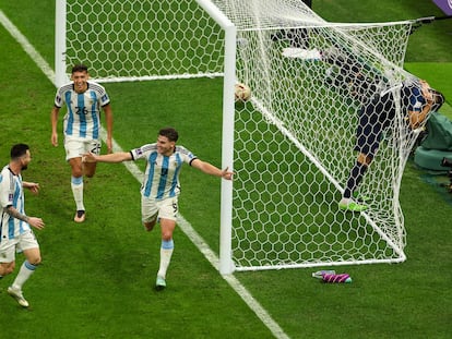 Los jugadores de Argentina celebraban el segundo gol de Julián Álvarez ante Croacia en las semifinales del Mundial, el martes en Lusail (Qatar).