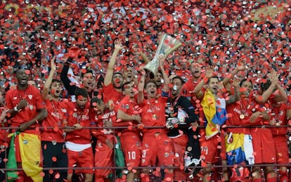 Fernando Navarro aixeca el trofeu de l'Europa League per al Sevilla.