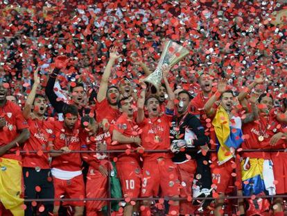 Fernando Navarro aixeca el trofeu de l'Europa League per al Sevilla.