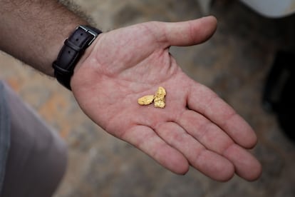 Un hombre muestra unos gramos de oro.