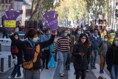 La mañana de este domingo se ha vivido por muchos comerciantes del Rastro como el triunfo de una batalla contra el Ayuntamiento… y el coronavirus.