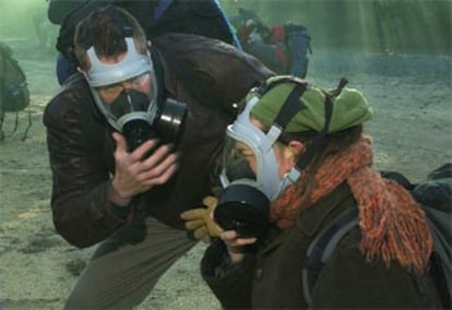 Dos periodistas utilizan máscaras de gas durante un simulacro realizado el pasado enero en EE UU.