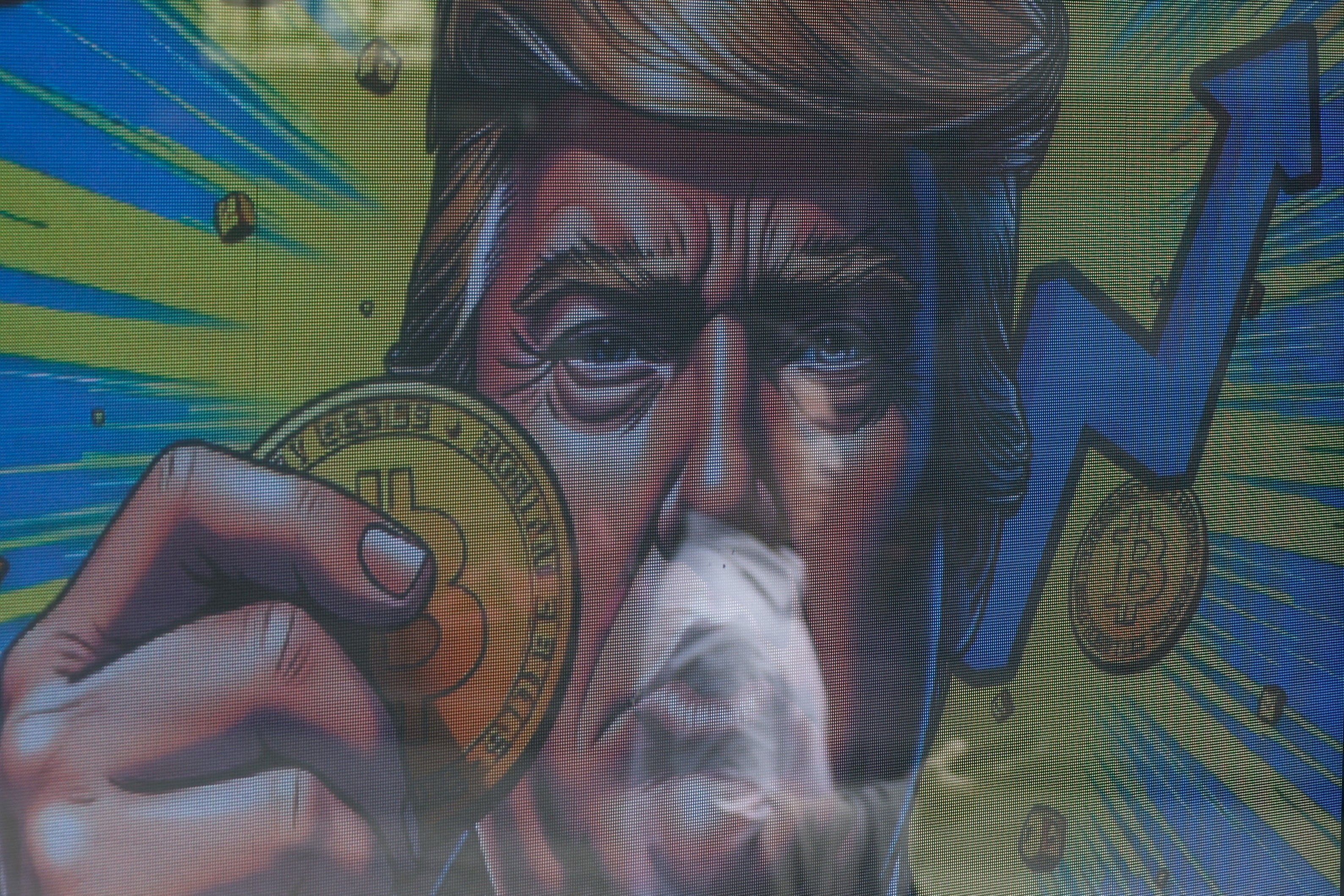 Una ilustración en la que aparece el presidente electo de Estados Unidos, Donald Trump, con un bitcoin en la mano, en un muro en Hong Kong, el 5 de diciembre de 2024.