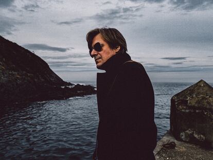 Nacho Vegas observa el mar Cantábrico desde el puerto de El Ribeiro, en el pueblo asturiano de Ortiguera.