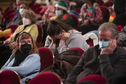 Asistentes al sorteo de la Lotería de Navidad en el Teatro Real, en Madrid.