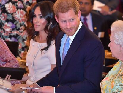 Elizabeth II, o príncipe Harry e Meghan Markle, em uma cerimônia de entrega de prêmios no palácio de Buckingham, em junho de 2018.