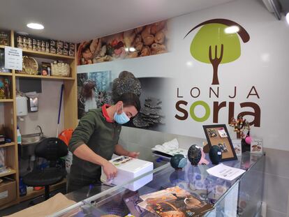 Óscar Moreno pertenece a una de las lonjas sorianas que distribuyen hongos.