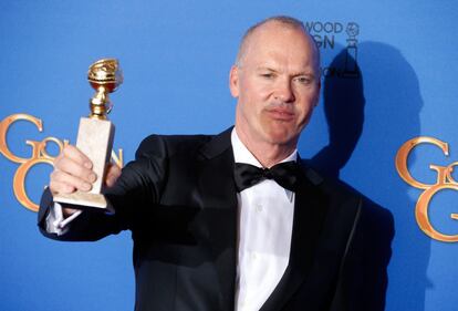 Michael Keaton comemora seu Globo de Ouro de melhor ator de comédia ou musical por ‘Homem-Pássaro’.