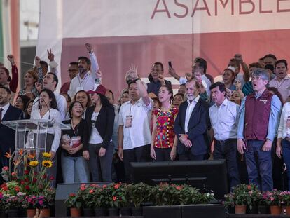 El presidente nacional del Morena, Mario Delgado, la Jefa de Gobierno, Claudia Sheinbaum y Epigmenio Ibarra durante un mitin en defensa de la reforma eléctrica, el 6 de abril.