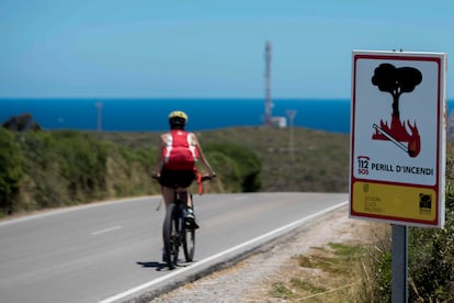 Una señal que advierte del peligro de incendio, este sábado en el término municipal de Maó, en Menorca.