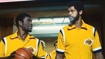 Quincey Isaiah (Magic Johnson) y Solomon Hughes (Kareem Abdul-Jabbar), en un momento de la serie 'Tiempo de victoria: la dinastía de los Lakers'