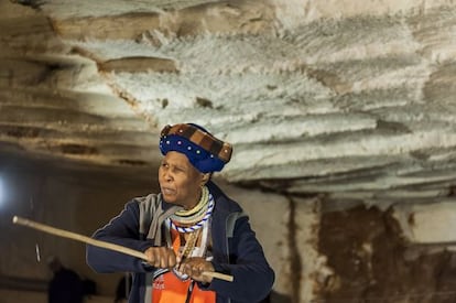 La narradora sudafricana Manqina Madosini ayer en las cuevas de Atapuerca.