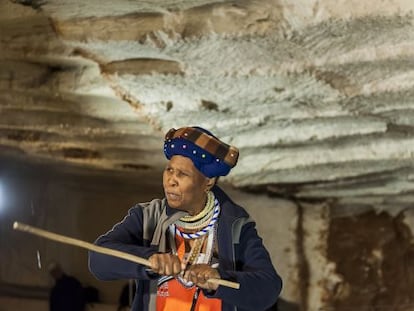 La narradora sudafricana Manqina Madosini ayer en las cuevas de Atapuerca.