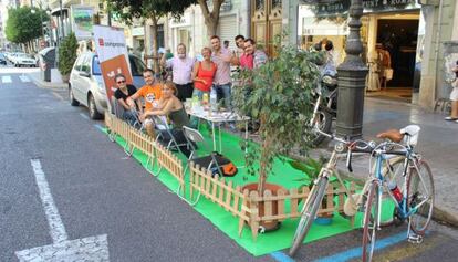 Miembros de Comprom&iacute;s realizan la iniciativa Park (ING) Day en la calle Col&oacute;n de Valencia.