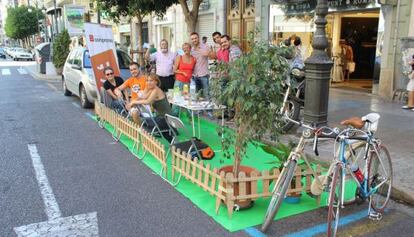 Miembros de Compromís realizan la iniciativa Park (ING) Day en la calle Colón de Valencia.