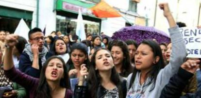 Un grupo de mujeres protesta en Bogot&aacute; contra la violencia de g&eacute;nero.