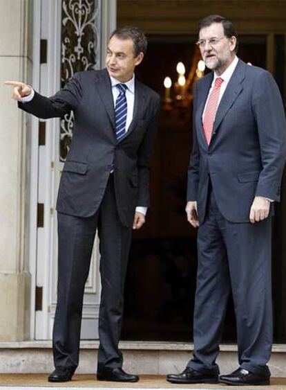 El presidente del Gobierno, José Luis Rodríguez Zapatero, y el líder del PP, Mariano Rajoy, conversan en las puertas del Palacio
de la Moncloa.