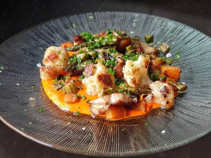 Verduras salteadas con romesco de calabaza y gremolata