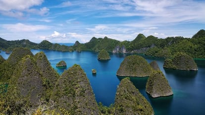 Pequeños islotes alrededor de la isla de Papúa Nueva Guinea.