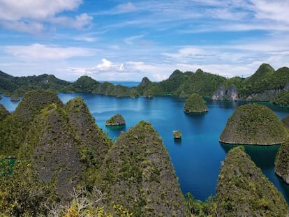 Pequeños islotes alrededor de la isla de Papúa Nueva Guinea.