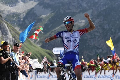 Thibaut Pinot celebra su victoria. El francés suma otra cima mítica tras su victoria en Alpe d'Huez.