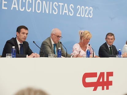 El presidente de CAF, Andres Arizkorreta, y el consejero delegado, Javier Martínez Ojinaga, en la Junta General de Accionistas de CAF.