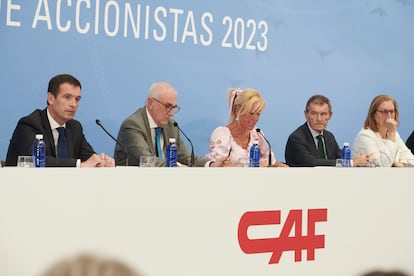 El presidente de CAF, Andres Arizkorreta, y el consejero delegado, Javier Martínez Ojinaga, en la Junta General de Accionistas de CAF.